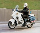 Μηχανοκίνητα αστυνομικός με τη μοτοσυκλέτα του